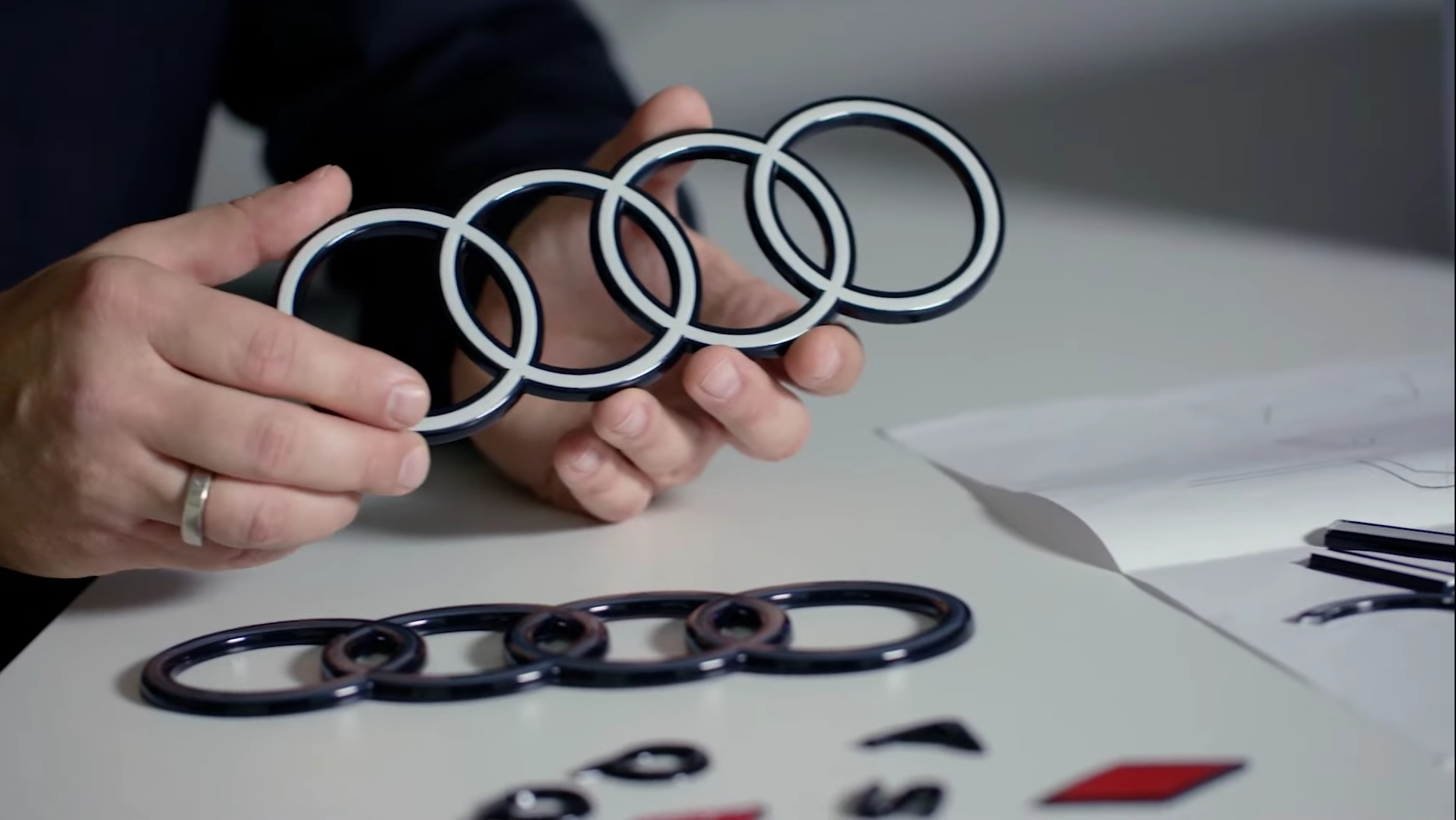 https://motorera.in/audi-unveiled-its-new-redesigned-four-rings-logo/